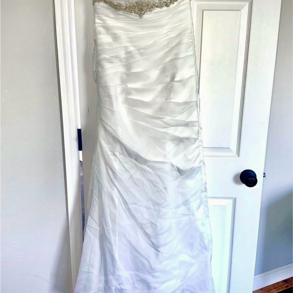Elegant White Strapless Gown